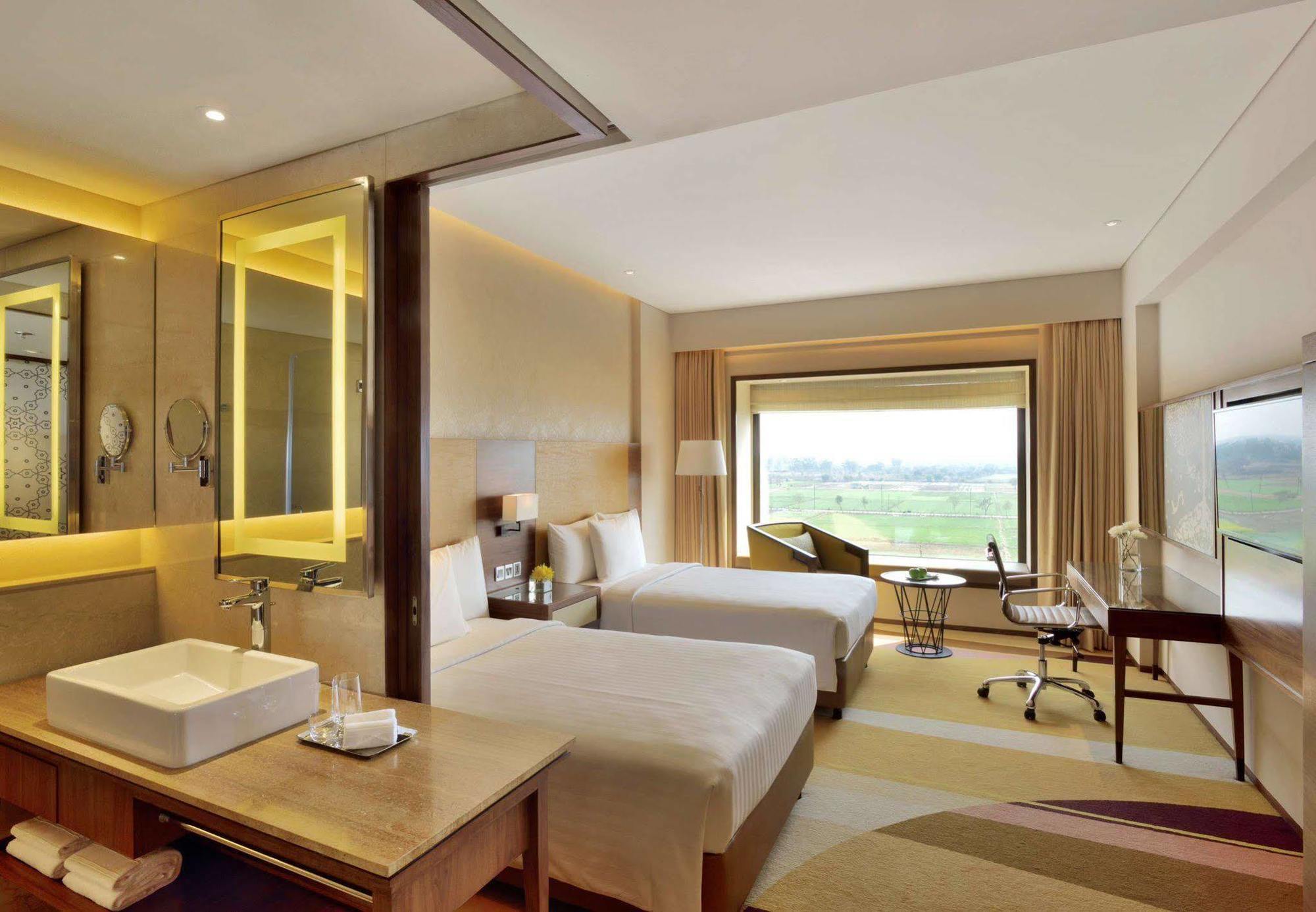 Courtyard By Marriott Raipur Ξενοδοχείο Εξωτερικό φωτογραφία